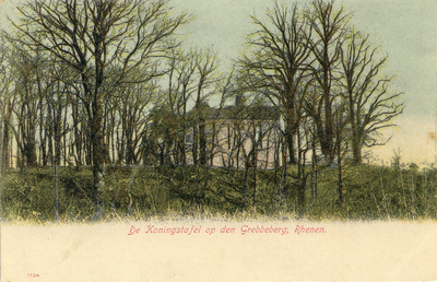 13361 Gezicht op het huis Koningstafel met omringend bos op de Grebbeberg te Grebbe (gemeente Rhenen).